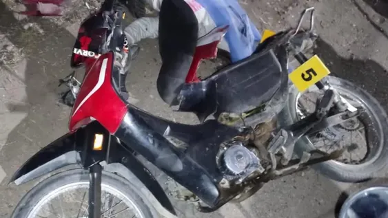 Iban en moto a buscar los cascos a la casa de un amigo y uno se mató contra un árbol