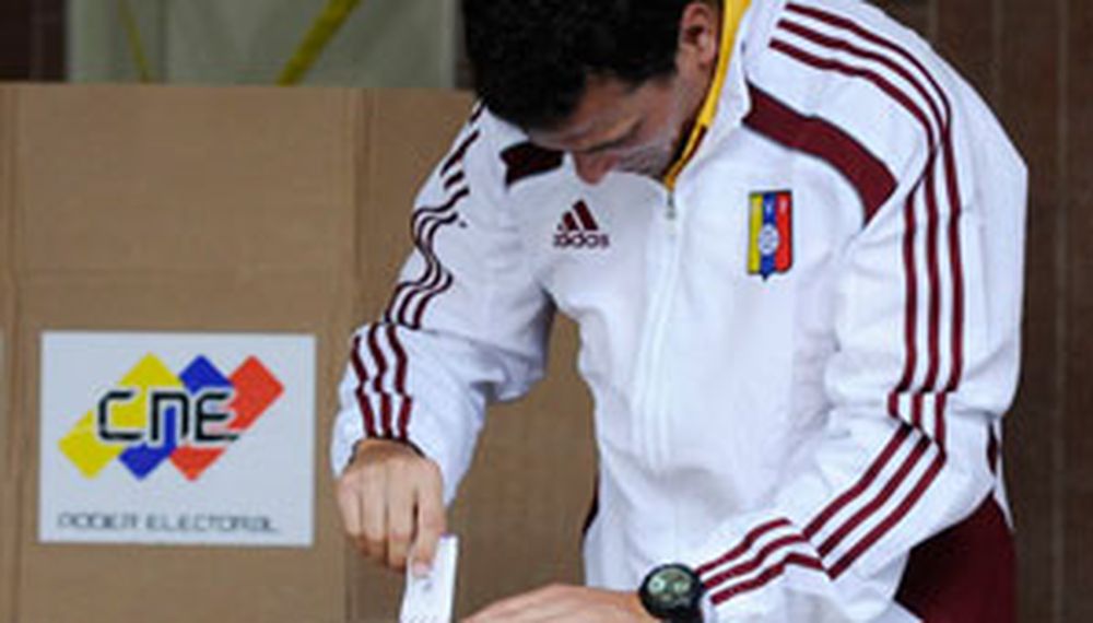 Capriles votó y aseguró que lo que decida el pueblo es “sagrado”
