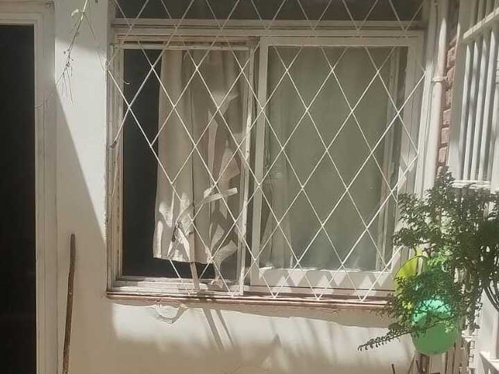 Detuvieron a dos sujetos por robar televisores en Capital y Rivadavia: uno violentó una reja para ingresar a la casa