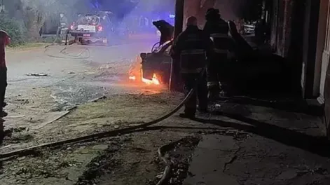 Tras el ataque al colectivero, incendiaron un taxi y balearon una comisaría