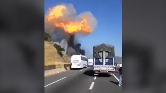 Al menos doce muertos al explotar un camión que transportaba gas en México