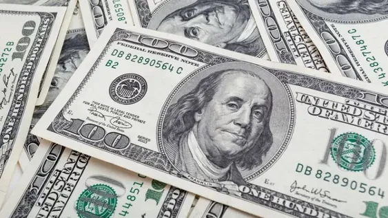 Tras el incremento de ayer, el dólar blue cayó un peso