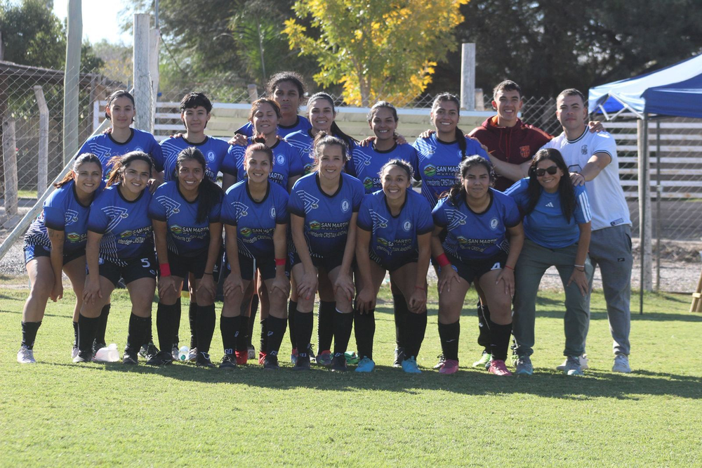 IMPARABLES. Las chicas de Aston Birra ganaron todos los partidos que jugaron en el torneo femenino de Adepu. Buscan su primer título.