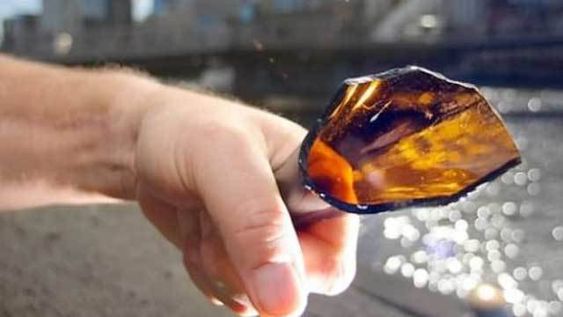 Le cortaron el cuello con una botella a un joven en un confuso episodio