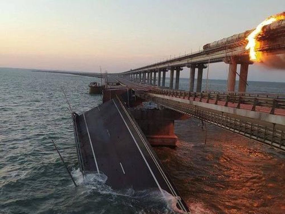 Crimea: así fue la explosión del único puente que lo conecta con Rusia