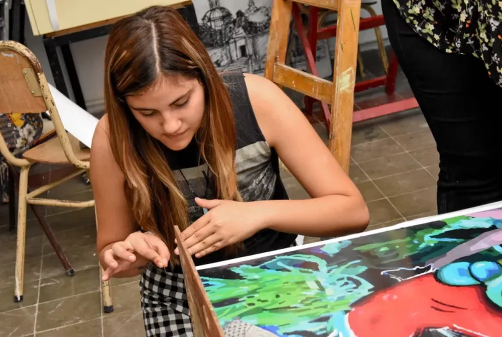 [FOTOS] La intervención de los chicos del Central en las letras del Teatro del Bicentenario
