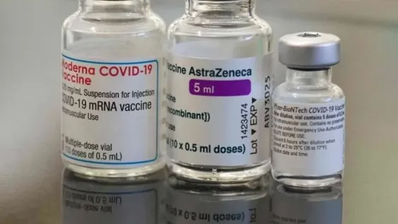 Ómicron: científico asegura que es posible desarrollar “muy rápido” una vacuna