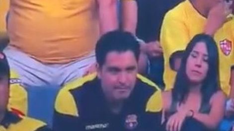 Fue a la cancha con la amante y las cámaras del partido lo escracharon: la insólita reacción