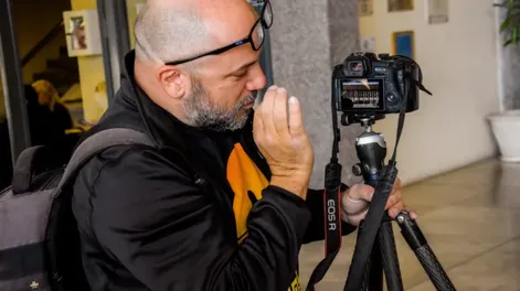 Diario de Cuyo | Roberto Conte, fotógrado de arquitectura italiano, fotografío el edificio del Auditorio Juan Victoria para incluir en su nuevo libro de distribución internacional.