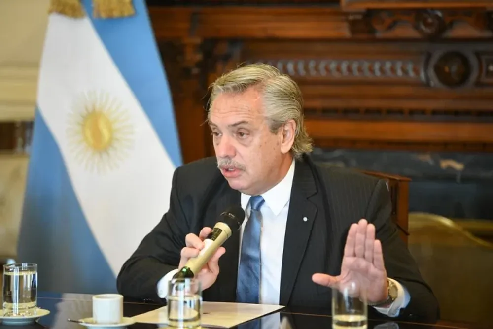 Fernández anticipó que mañana dictará “una serie de normas para que no falte el gasoil”