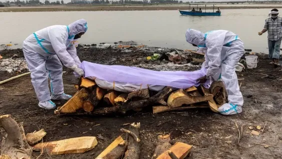 Covid-19 en India: aparecieron decenas de cadáveres flotando en el río Ganges