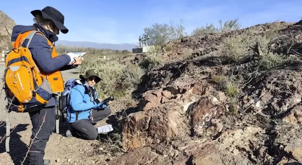 APOYO. Las integrantes del equipo hicieron estudios en campo, para lo que recibieron ayuda de empresas mineras que las llevaron a sus campamentos y aportaron muestras.