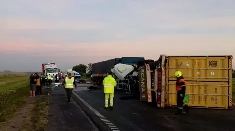 Choque y vuelco de dos camiones en la Ruta 9: hay un herido leve