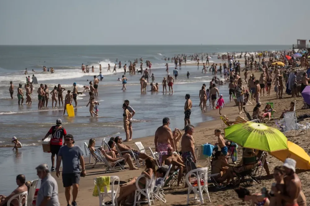Se metió al mar, una ola lo revolcó y está internado en terapia intensiva
