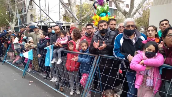 Con mate y semitas, familias completas disfrutaron del regreso del desfile patrio