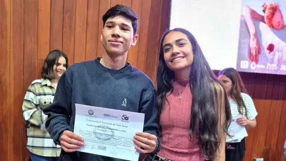 Los alumnos secuandarios que participaron del proyecto Camino a la Universidad recibieron un certificado.