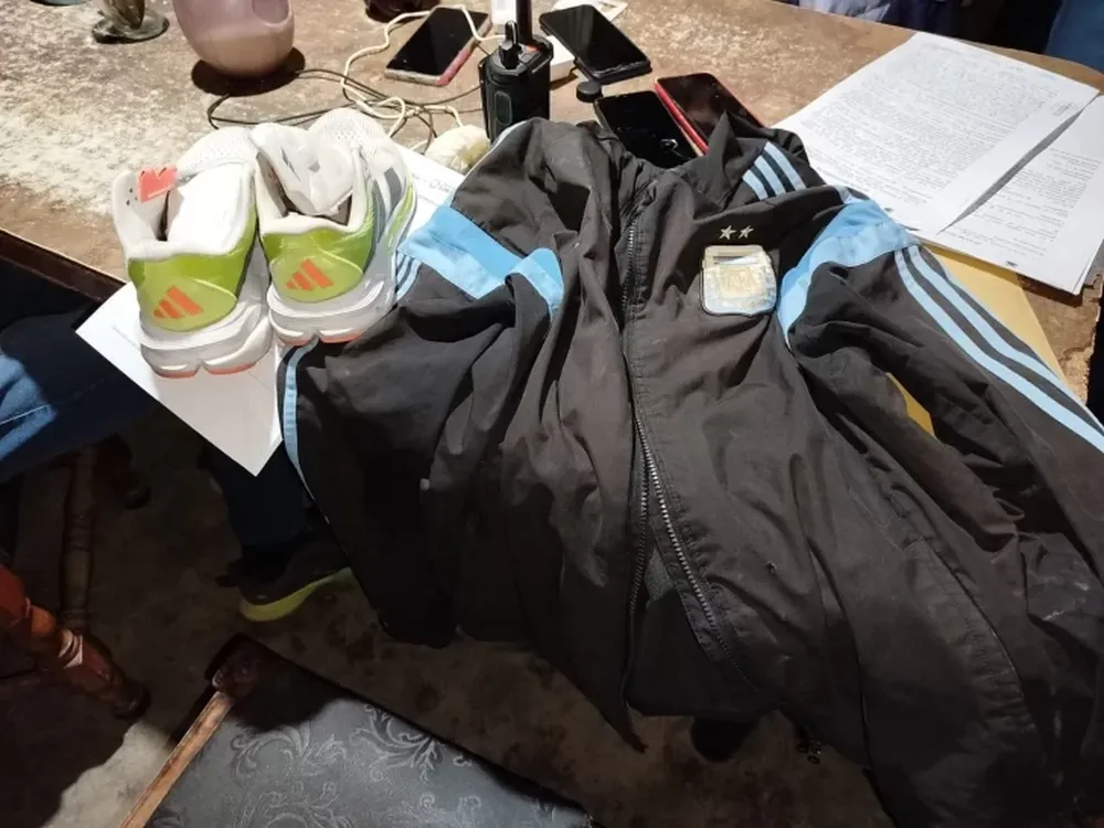 Atraparon a un ladrón con ropa y un celular sustraído