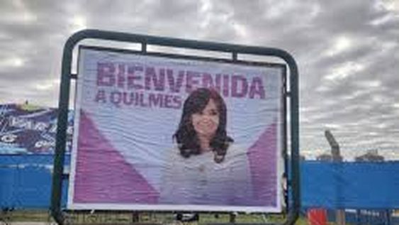 Aparecen los carteles con Cristina 2025