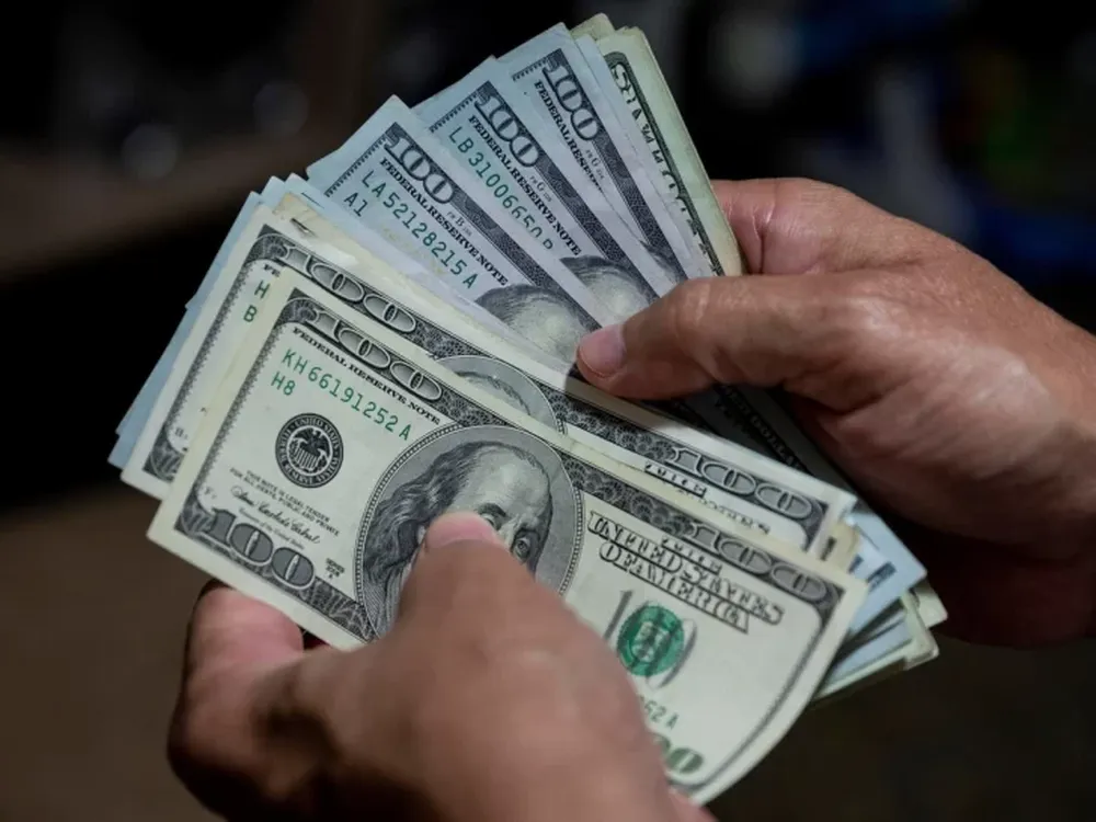 El dólar blue tuvo un descenso de 3 pesos y se ubicó en $178