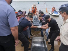 Condenaron a cuatro policías por dejar morir ahogado a un chico que se tiró al río en medio de una persecución policial. Condenaron a cuatro policías por dejar morir ahogado a un chico que se tiró al río en medio de una persecución policial.