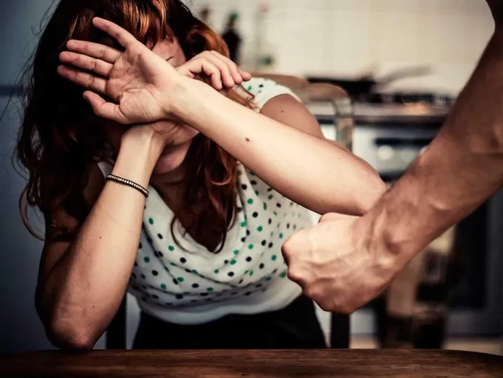 Golpeó a su pareja y le rompió el teléfono cuando pedía ayuda