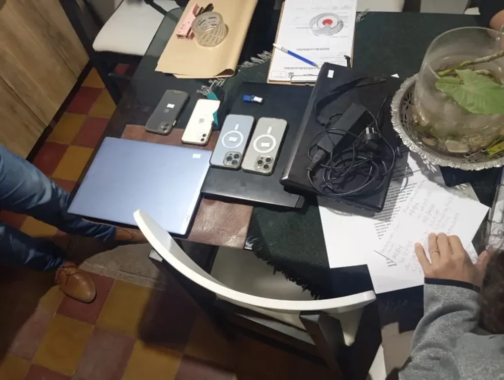 Desarticularon una banda de estafadores que operaban desde San Juan: secuestraron teléfonos y un arma de fuego