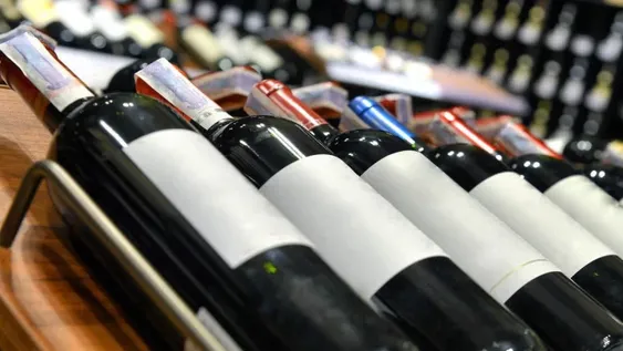 Siguen en caída las salidas de los vinos al exterior
