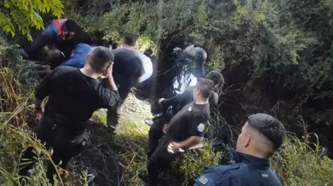 Momento en el que era rescatado el conductor.