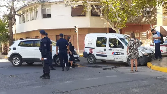 Móvil policial casi termina en la vereda tras chocar con un auto en un cruce con semáforos