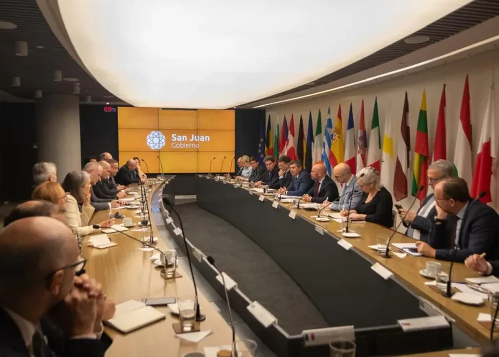 DISERTACIÓN. La comitiva sanjuanina explicó las condiciones locales y nacionales para inversiones y los 22 miembros presentes pudieron hacer consultas.