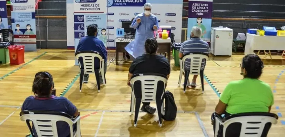 Con 30.800 anotados, ya vacunan a personas con comorbilidades y docentes secundarios