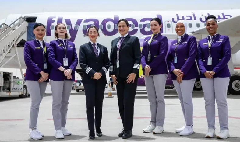 Una compañía aérea saudita voló por primera vez con tripulación femenina