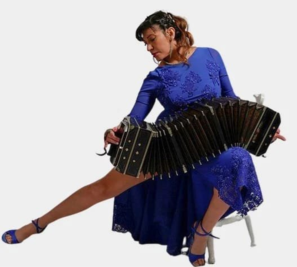 Mara Mansur, la bailarina de tango sanjuanina que subió al podio con su grupo femenino en Italia.