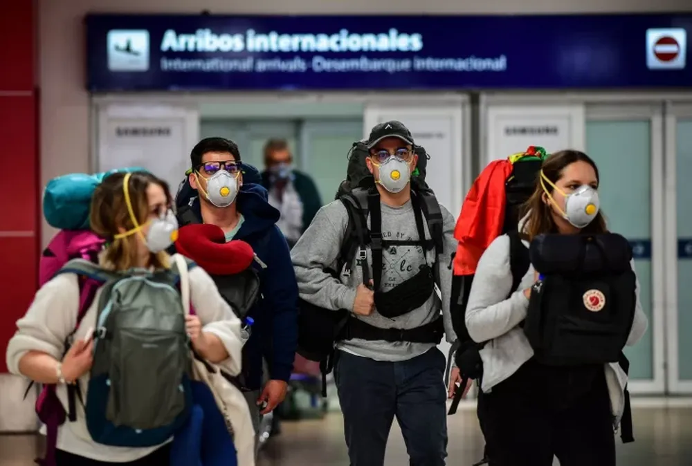 Analizan que cada argentino que salga del país pague su PCR y el alojamiento de confinación