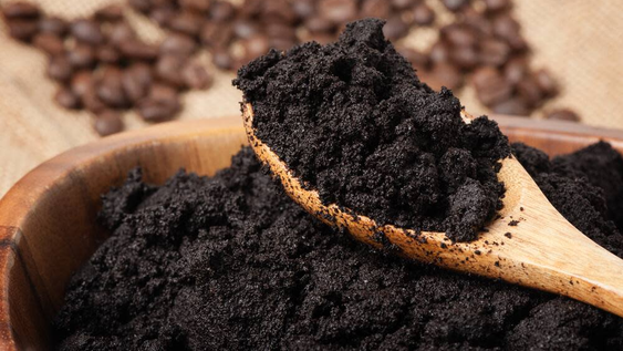 antes de tirar: los mejores trucos para reciclar los restos de cafe de tu cocina