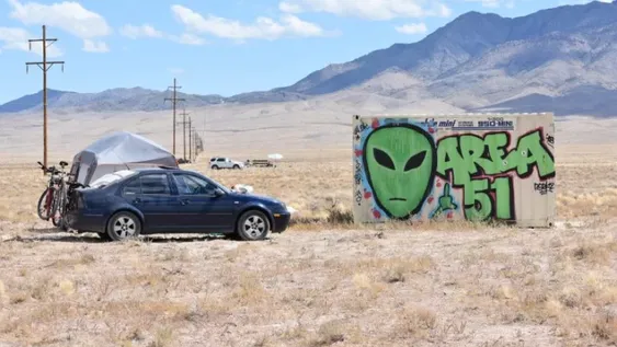 Anonymous sacó a la luz secretos del Área 51 y advirtió de un posible ataque extraterrestre