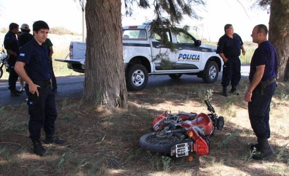 Murió como su hermano: en una moto y estrellado