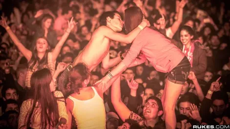 Buscaban a dos chicos que se besan en un recital de Los Redondos, pero era mentira