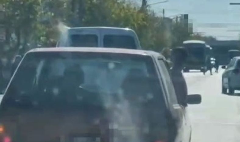 [VIDEO] Filmaron a una nena que viajaba en un auto con la mitad del cuerpo afuera