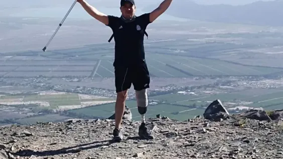 Perdió una pierna y una prótesis cambió su vida: hace deporte y ascendió las Sierras Azules