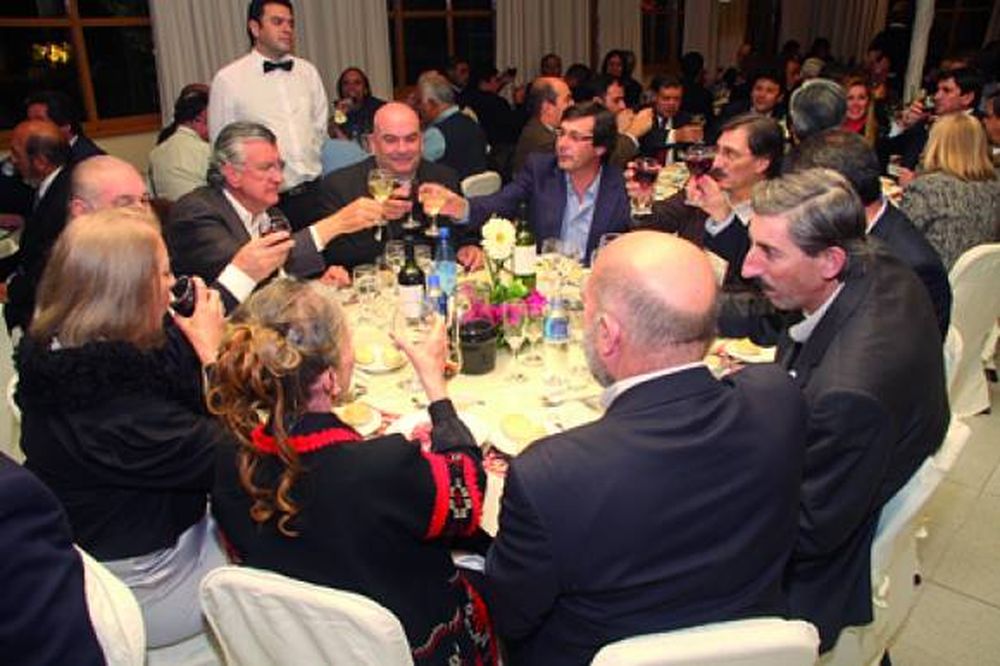 Sin discursos y sólo brindis por la continuidad minera