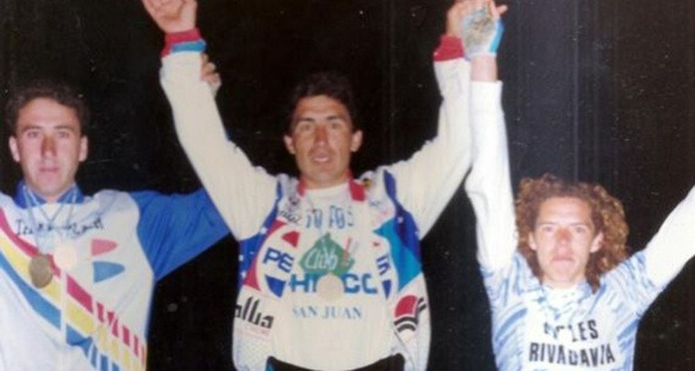 UN Burrito VARGAS muy joven compartiendo podio con Eduardo Mulet y Daniel Castro en los primeros años de su dilatada campaña ciclista.