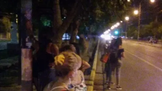 Interminables colas en el ingreso y quejas por el servicio de colectivos gratuitos