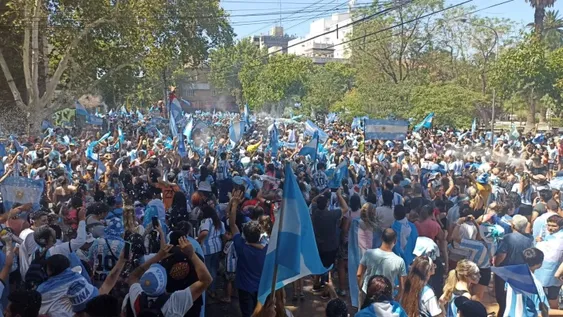 La Plaza 25 desbordó de gente y hubo festejos en todo San Juan