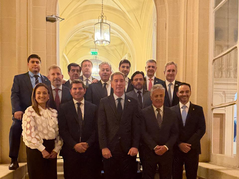 Marcelo Orrego, junto a demas funcioarios y mandatarios provinciales.