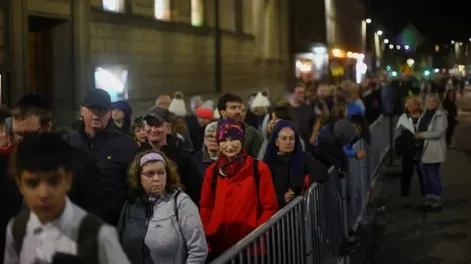 Miles de ciudadanos escoceses desfilaron frente al ataúd de la reina Isabel II