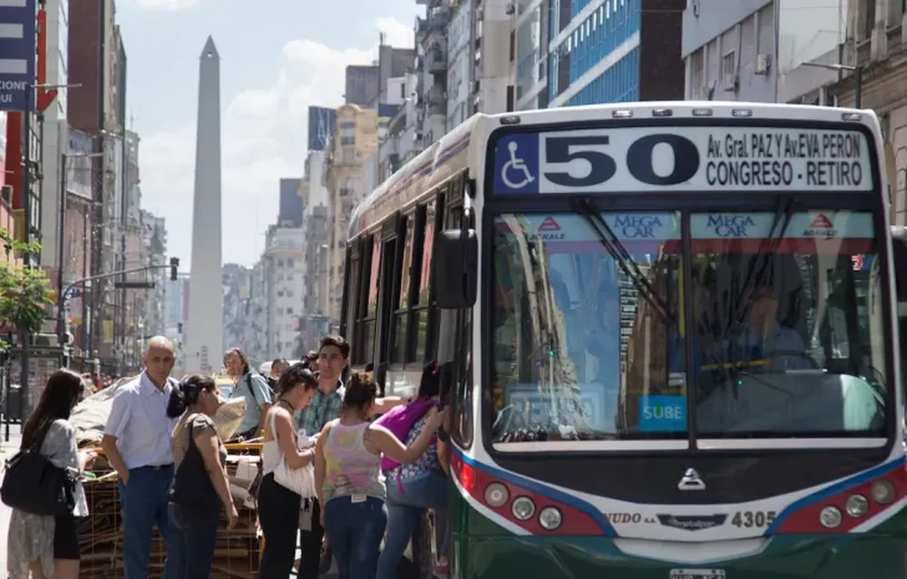HABRÁ MICROS. LA UTA no puede adherirse al paro general porque está en conciliación obligatoria por su conflicto salarial. La CGT amenaza con sanciones.