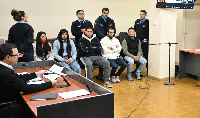 De izquierda a derecha: Yamila Belén, Oriana Nicole Zabaleta, Nicolás Emiliano Javier Valdez Barrozo y Cristian Andrés y Osvaldo Rolando Zabaleta. El de campera blanca, el único que quedó preso.&nbsp;