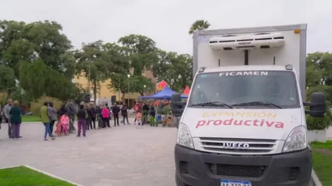 El camión que ofrece frutas y verduras más baratas estará mañana en Rivadavia