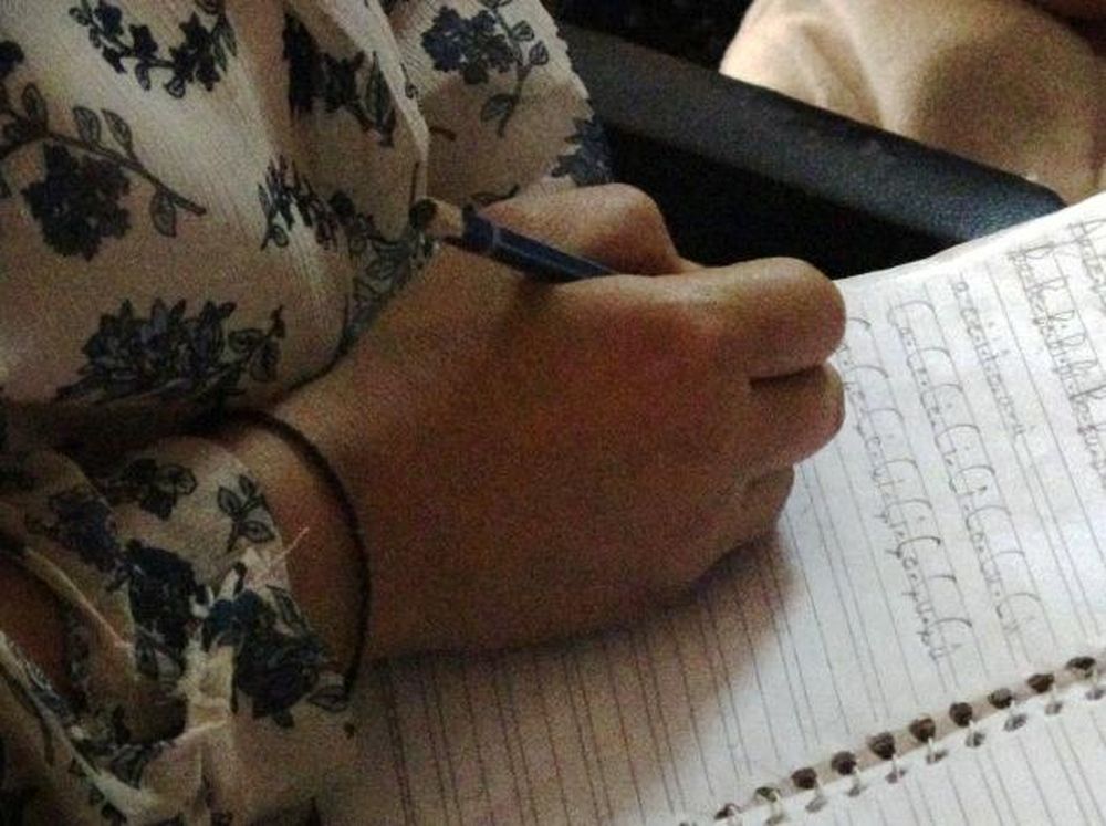 Sufre de violencia y usó el cuaderno de su hijo para pedir ayuda a la maestra